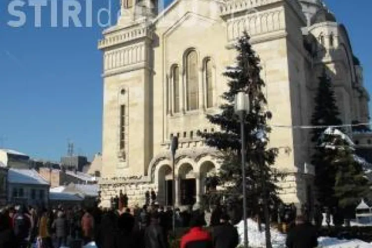 Cantaretii bisericesti, pusi sa alunge cersetorii din fata catedralei din Piata Avram Iancu