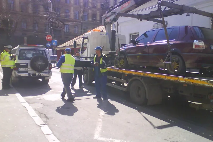 2 masini de pe strada Iuliu Hatieganu, ce incurcau circulatia, ridicate de RADP Cluj si Politia Locala STIREA CITITORULUI FOTO