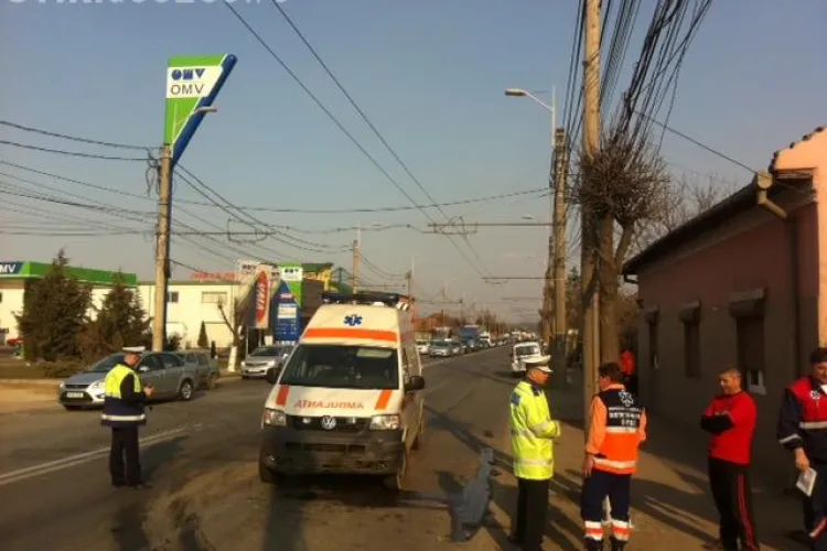  Accident pe Traian Vuia! O ambulanta a lovit un autoturism si l-a proiectat intr-o curte VIDEO si FOTO