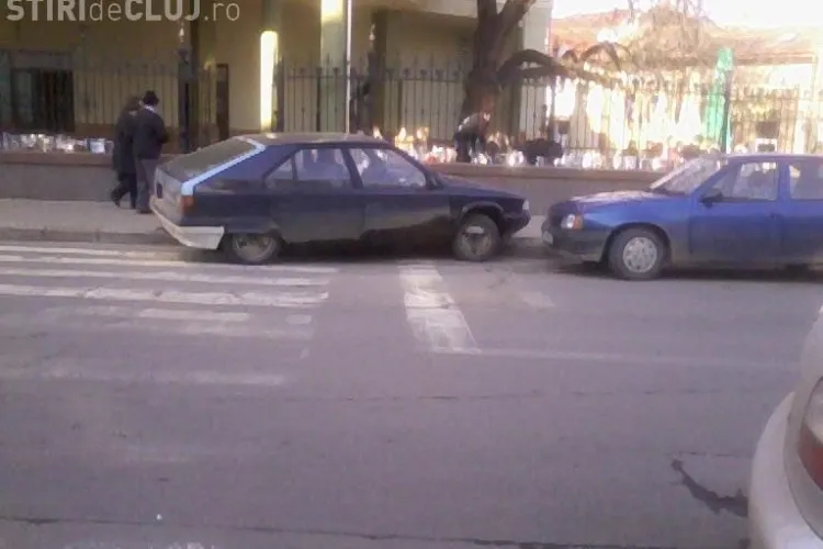 Cea mai tare parcare din Dej! Pe trotuar si pe zebra, dar si pe contrasens FOTO