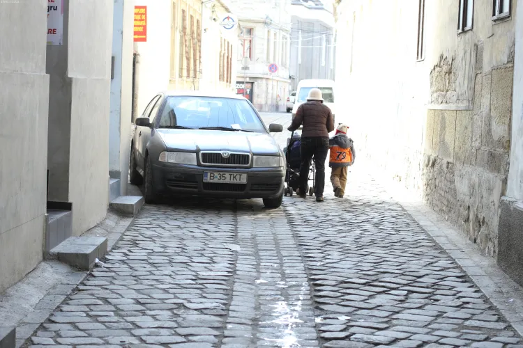 Masina parcata zilnic pe pietonala de pe strada Prahovei FOTO