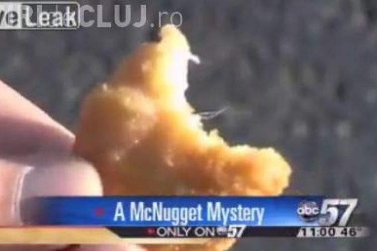Scandal la McDonald's: Vezi ce a gasit o clienta intr-un Mcnugget VIDEO
