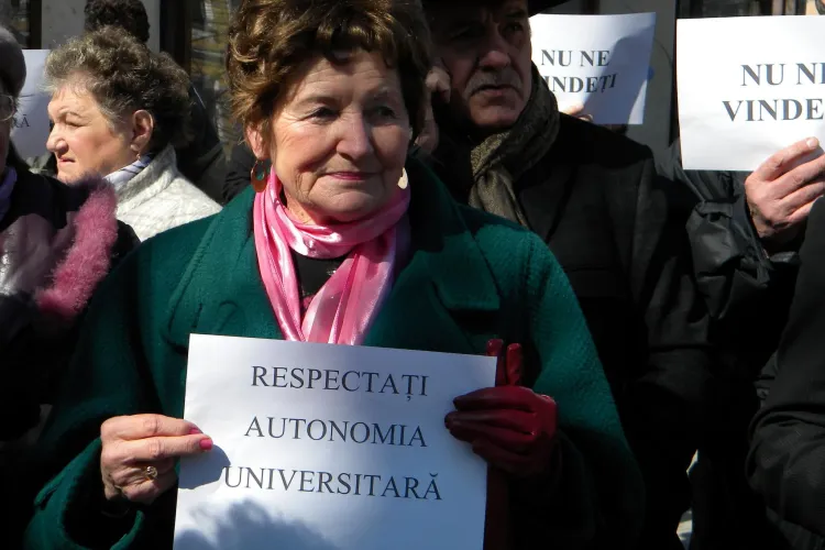 Protest PSD Cluj impotriva distrugerii UMF Targu Mures FOTO si VIDEO