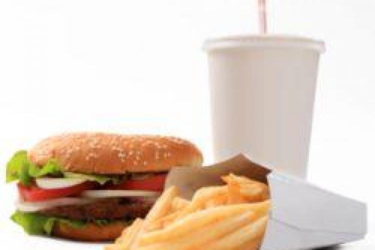 Consumul regulat de fast-food creste riscul depresiilor