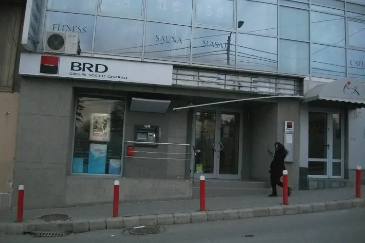 Vantul puternic a facut ravagii la Cluj! Sigla unei sucursale BRD a fost "spulberata" FOTO