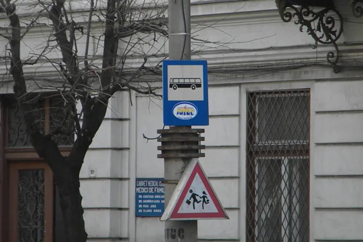 Soferii RATUC, reclamati ca nu opresc in statia experimentala de pe 21 Decembrie - UPDATE: Un sofer a fost sanctionat