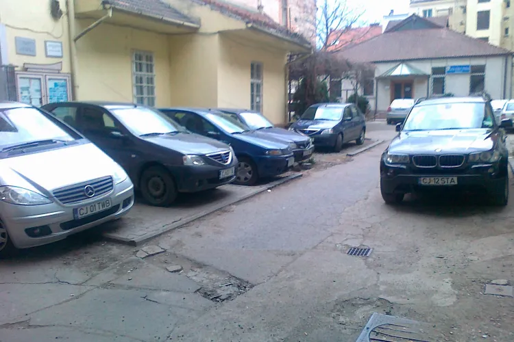 Prefectul Florin Stamatian la o sedinta a PDL Cluj! Masina i-a fost fotografiata in curtea partidului de pe Eroilor FOTO