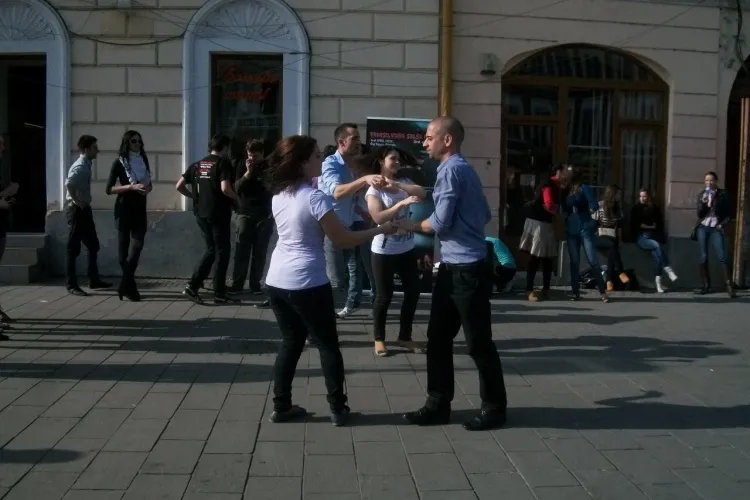 Ritmuri latino pe Bulevardul Eroilor! Dansatorii i-au  impresionat pe clujeni VIDEO