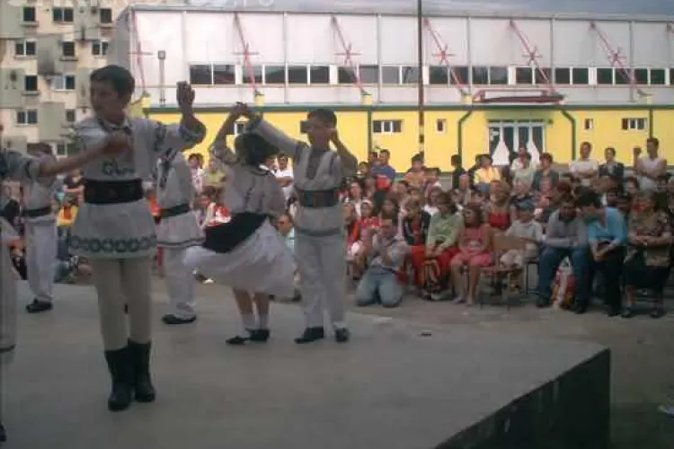 Turdenii sunt asteptati la spectacolul Cenaclul "Esential"