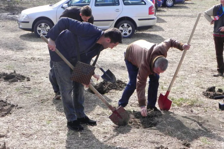 Claudiu Niculescu a plantat copaci la Cluj, cu geanta Louis Vuitton pe umar FOTO