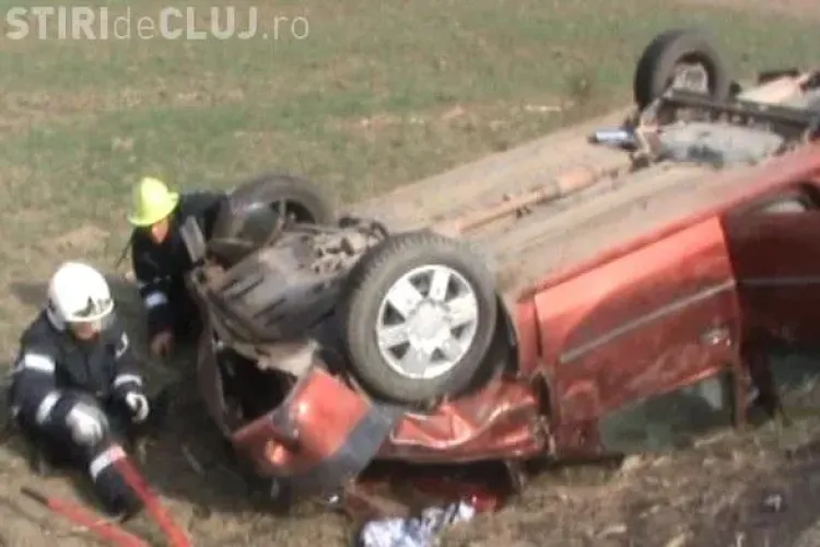 Accident la Fizesu Gherlii! Un sofer a lovit un barbat, a fugit, dar dupa un km s-a rasturnat cu masina. Acum e cautat de politie VIDEO