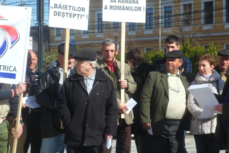 Sindicalistii de la Hidroelectrica Cluj au pichetat Prefectura FOTO