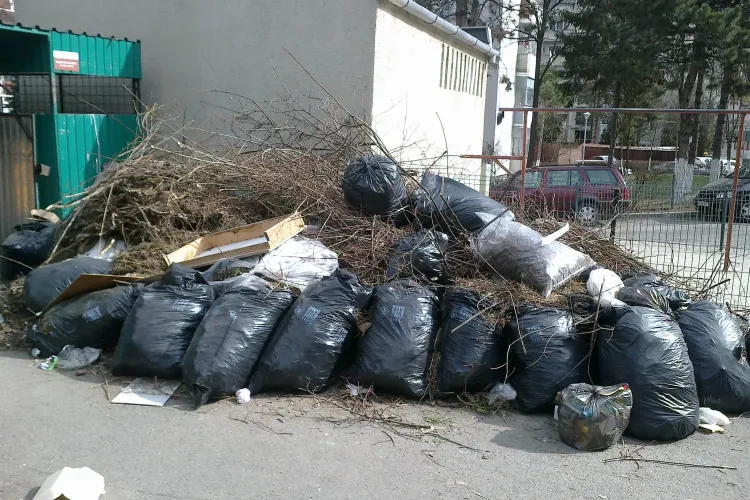 Clujul, ingropat in deseuri din curatarea curtilor si din constructii FOTO