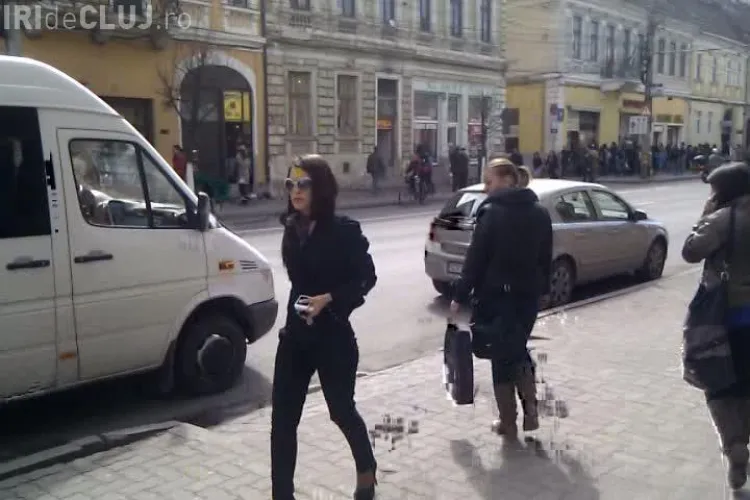 Cum parcheaza "pitipoanca" in trafic pe Memorandumului! Vede ca e filmata, se uita la masina cu ingrijorare, dar pleaca linistita VIDEO