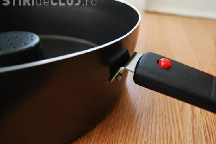 Tiganii  vand tigai Dry Cooker prin centrul Clujului! Politistii locali i-au prins in flagrant