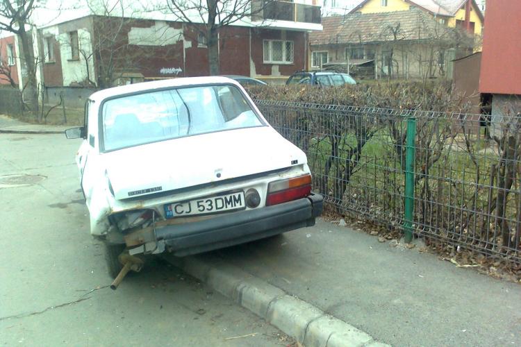 Primaria Cluj-Napoca a ajuns sa "culeaga" de pe strazi masinile implicate in accidente si abandonate! vezi un caz de pe Aleea Ciortea FOTO