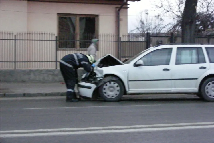 Accident pe Traian Vuia! Un VW GOLF a ajuns pe trotuar FOTO