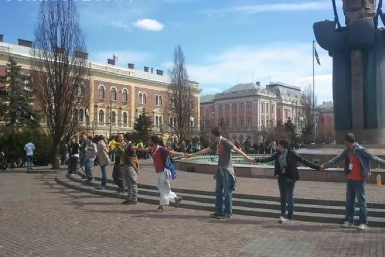 Lant uman facut de studentii ERASMUS in Piata Unirii FOTO si VIDEO