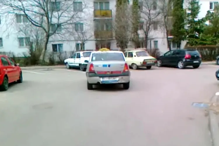 Asa parcheaza un taximetrist nesimtit in plina intersectie, in Manastur VIDEO