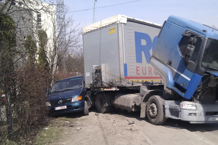 Accident pe strada Fagului! Un TIR stricat a luat-o la vale si a lovit o alta masina VIDEO si FOTO