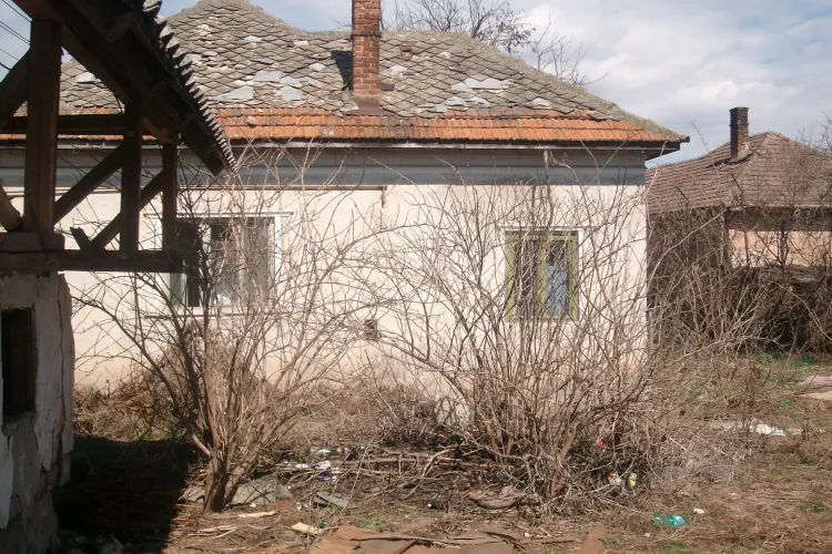 Cuibusor de prostituate, intr-o casa parasita, la 50 de metri de sediul Politiei Floresti! Acolo a fost talharit un batran de 90 de ani
