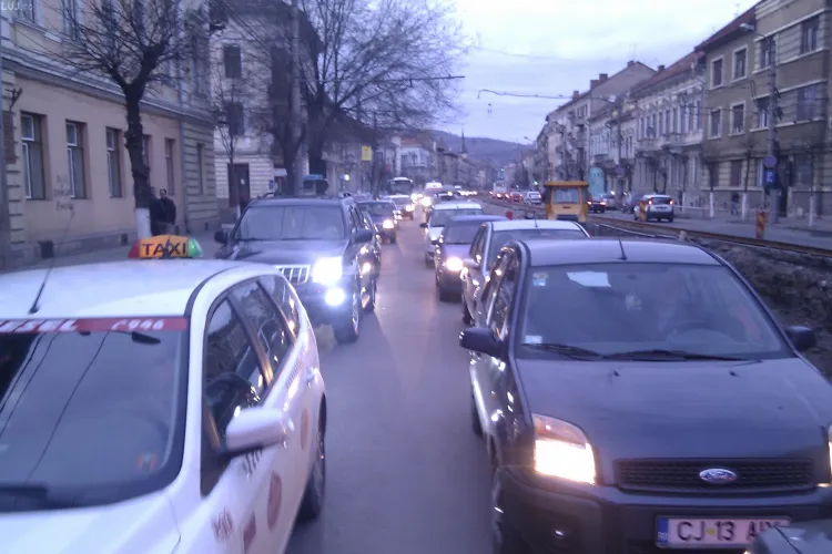 Traseul Piata Garii - intersectia strada Horea cu Baritiu, parcurs in 30 de minute! Trafic bara la bara VIDEO si FOTO