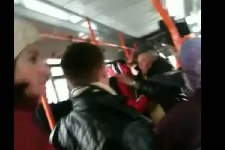 Bataie in troleibuzul 25 intre un tanar si un batran! Clujenii au intrat in panica VIDEO
