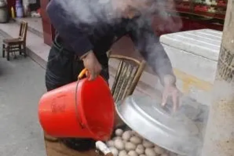 Chinezii mananca oua fierte in urina baieteilor mai mici de 10 ani FOTO