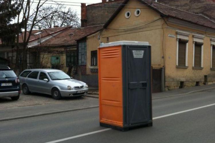 Toaleta in drum pe strada Septimiu Albini! Soferii au facut soc VIDEO si FOTO