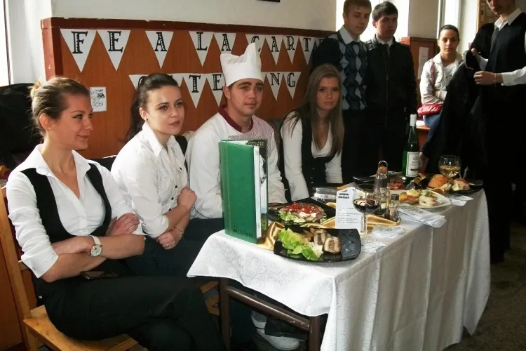 Elevii Colegiului Economic "Iulian Pop" si-au condus azi propriile afaceri! FOTO