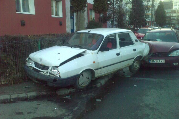 Accident in Grigorescu! Masinile sunt abandonate de cateva zile FOTO STIREA CITITORULUI