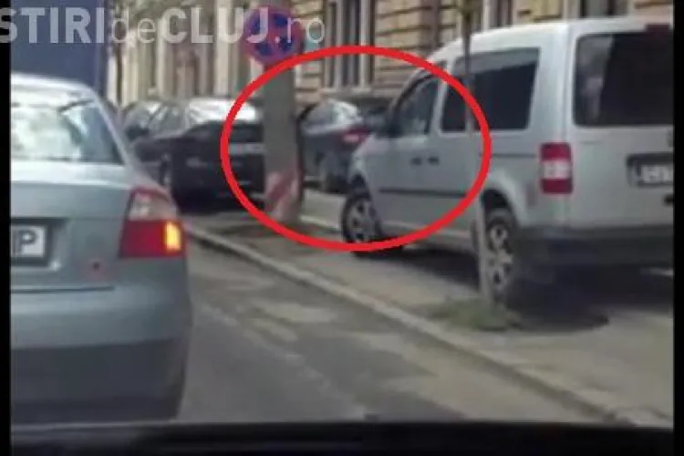 Smecherii circula pe trotuar pe strada Horea, iar soferii stau in trafic, bara la bara VIDEO