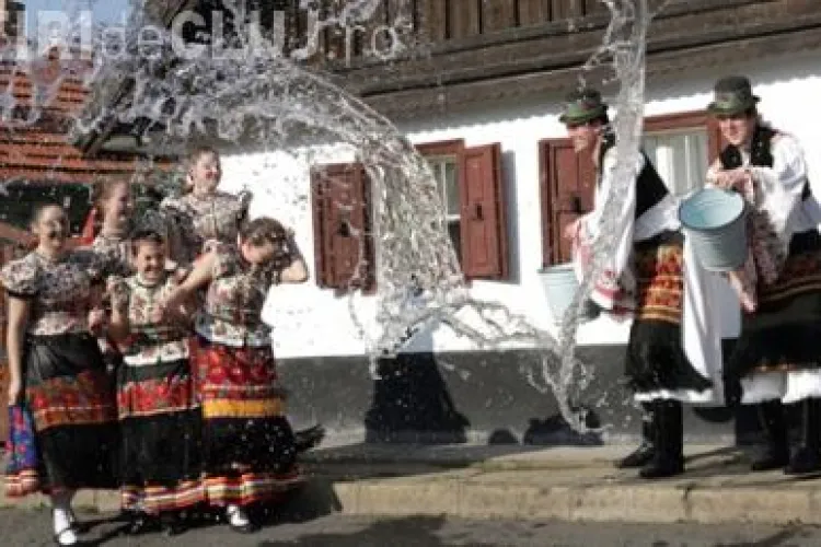 Traditii ciudate de Pasti: Biciuirea femeilor peste fese! 