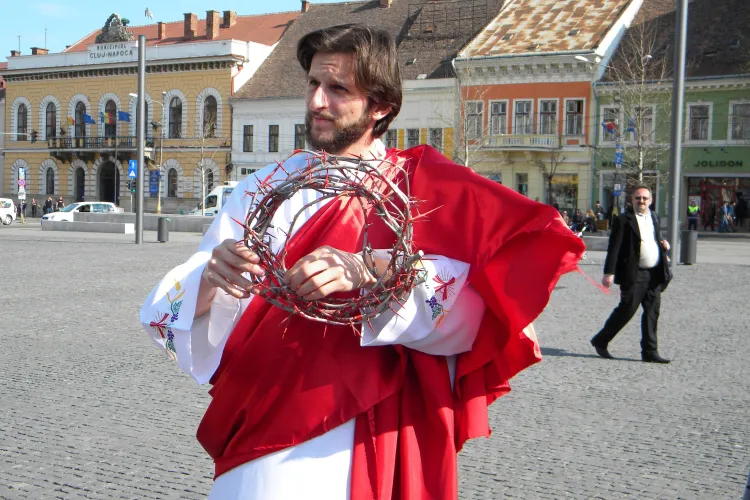 Drumul Crucii, refacut la Cluj! Zeci de credinciosi au mers intr-o procesiune pe Bulevardul Eroilor VIDEO si FOTO