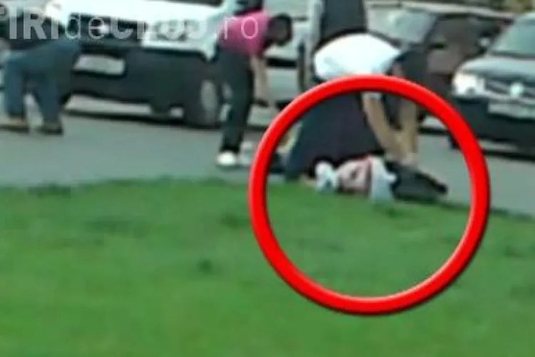 De necrezut! O femeie lovita de o masina este jefuita de trecatori VIDEO