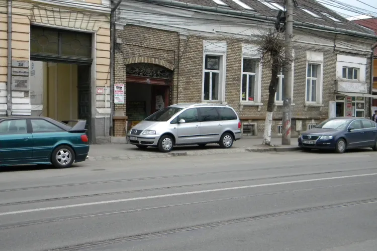 Si-a parcat masina pe trotuar, desi parcarea era goala exact sub nasul lui! FOTO