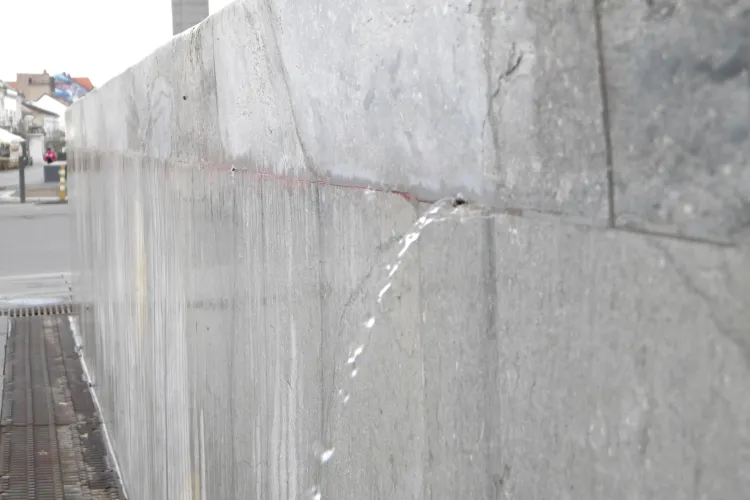 Fantana arteziana din centrul Clujului, sparta in doua locuri FOTO