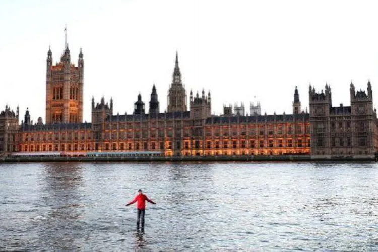 Un barbat din Marea Britanie a uimit lumea: merge pe apa si transforma fluturii de hartie intr-unii adevarati