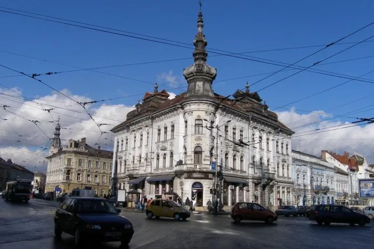 Cad bucati de tencuiala dintr-o cladire de pe Horea