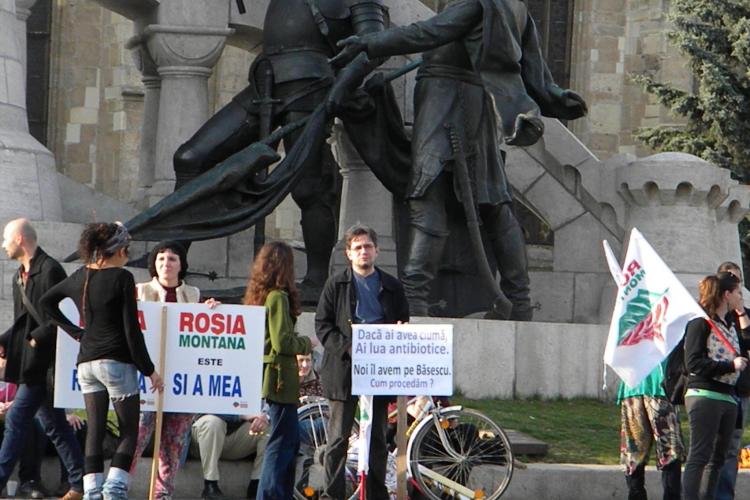 Activistii "Salvati Rosia Montana" au protestat in Piata Unirii: "S-a dat spaga barosana pentru Rosia Montana!" FOTO