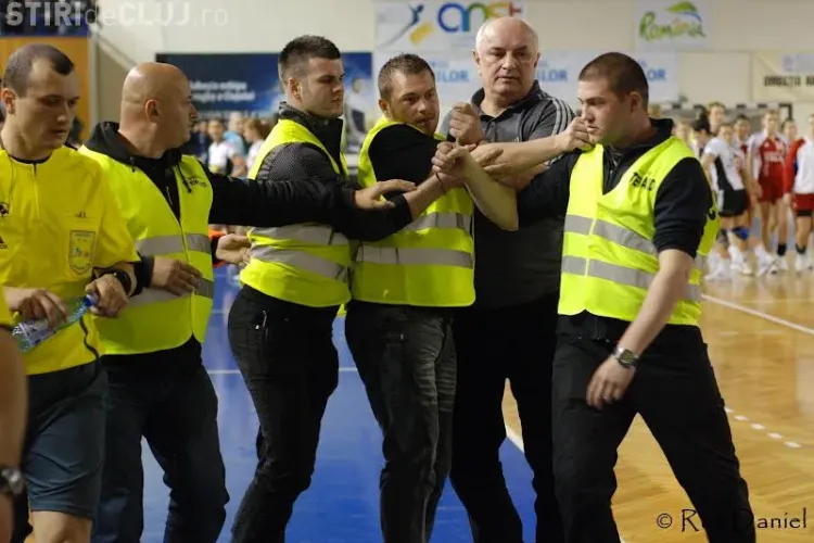 Gheorghe Tadici a intrat in teren la meciul U Cluj Jolidon - HC Zalau VIDEO