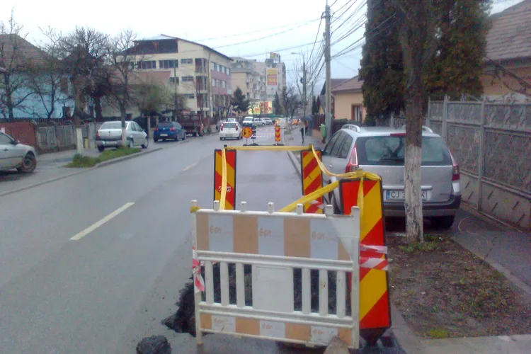 E-ON Gaz a spart in trei locuri strada Campului, asfaltata de curand FOTO