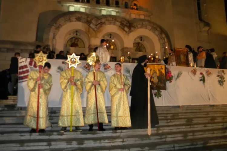 "Lumina Sfanta" de la Ierusalim a ajuns la Cluj cu intarziere din cauza conditiilor atmosferice FOTO
