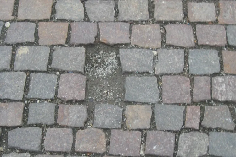 Pavajul si fantana arteziana din Piata Avram Iancu - pericole pentru copii