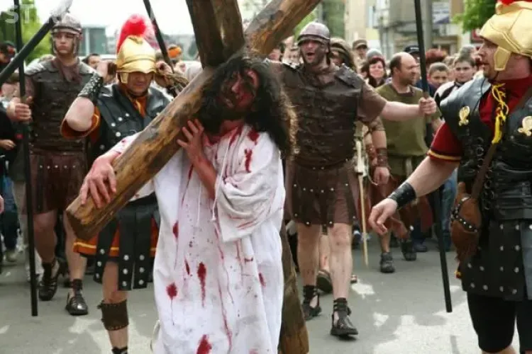 Credinciosii clujeni se intalnesc azi in Piata Unirii pentru a-l urma pe Iisus pe "Drumul Crucii" 