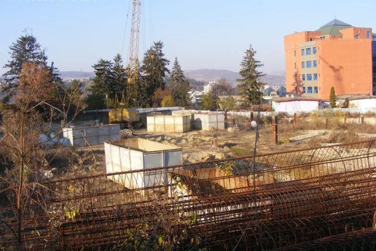 Clujenii cer un parc pe locul mall-ului Akademia Center, in paragina FOTO