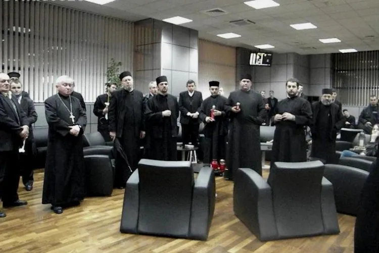 Preotii au asteptat "Sfanta Lumina" de la Ierusalim pe Aeroportul International Cluj-Napoca VIDEO 