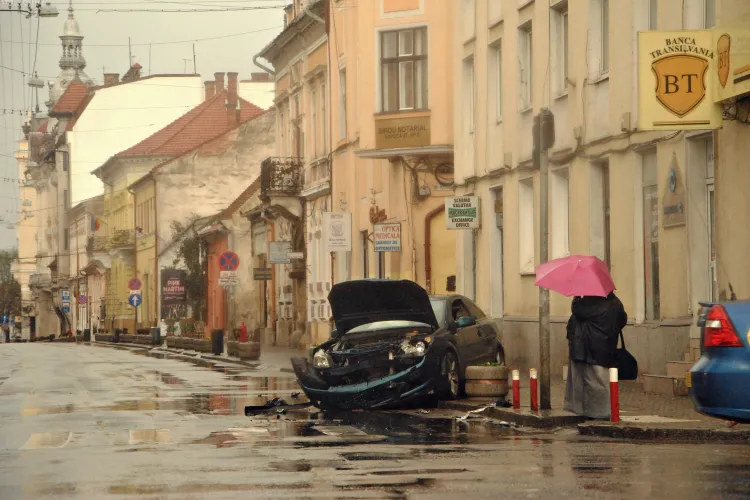 Accident in Piata Lucian Blaga, fosta Piata Pacii! Doua masini s-au facut praf FOTO