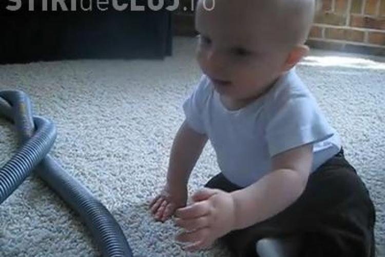 Cum reactioneaza un bebelus cand se apropie aspiratorul de el VIDEO