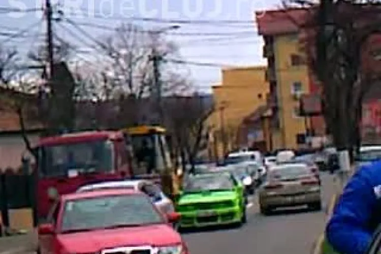 Dorel de la E.ON Gaz a spart in trei locuri strada Campului! Circulatia a fost bara la bara VIDEO